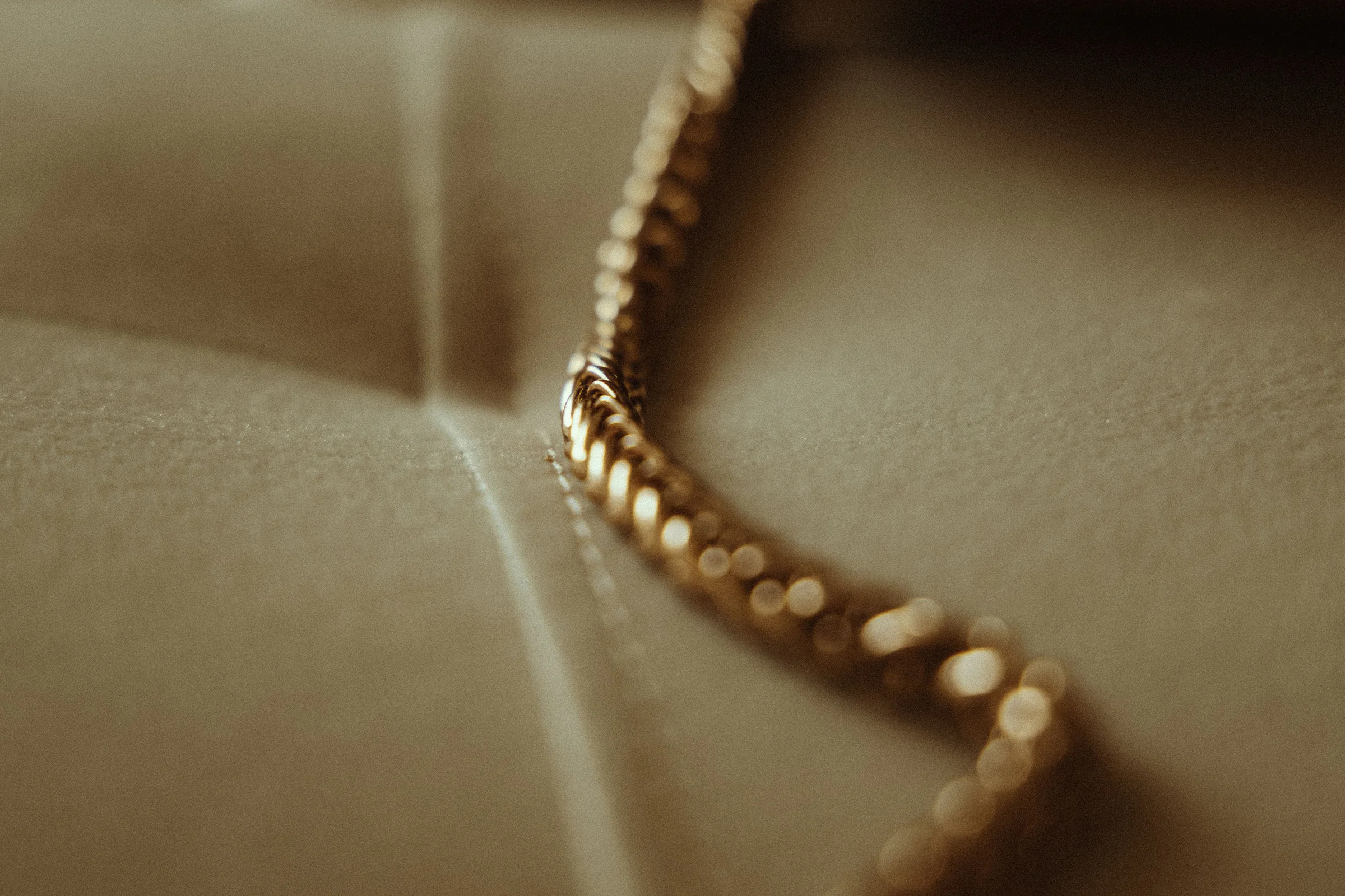 Feiner Goldschmuck auf champagnerfarbenem Satin